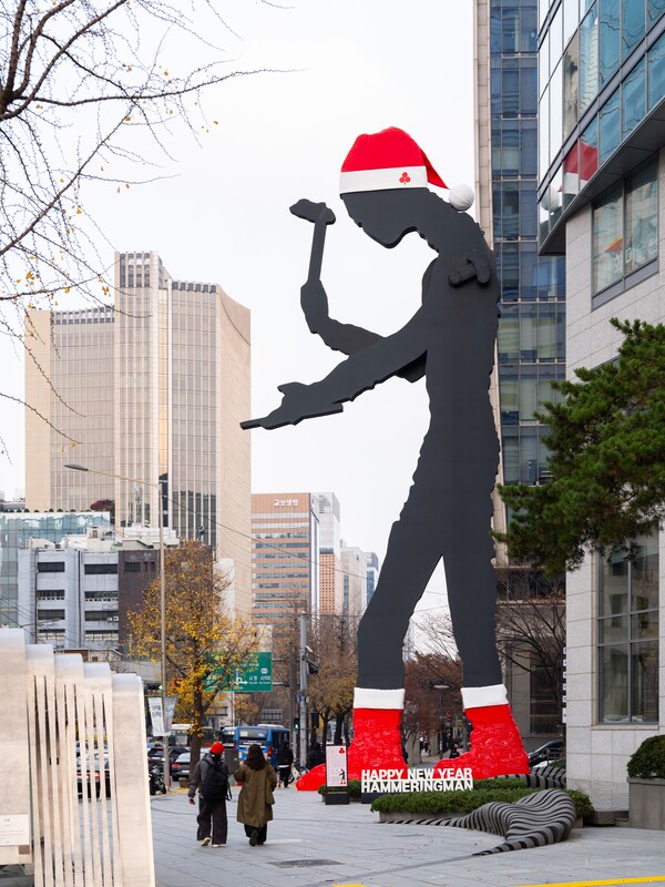 산타 복장으로 갈아입은 '2025 해피뉴이어 해머링맨'. 사진= 태광그룹.