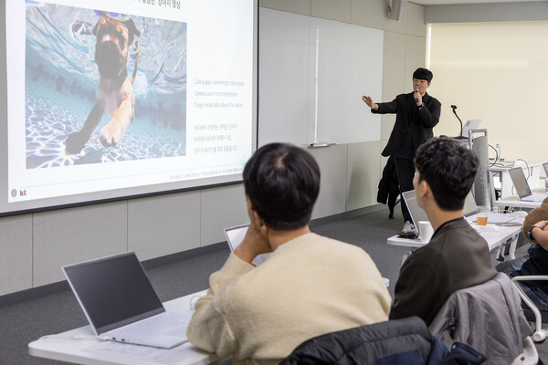 협력사 직원들이 ‘AI 캠퍼스’에서 AI 관련 교육을 듣고 있다. 사진=KT