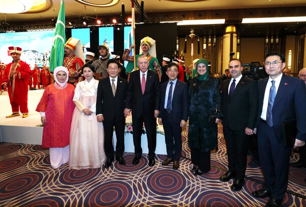 (왼쪽부터) 튀르키예 영부인 에미네 에르도안 여사, 영부인 김혜경 여사, 이재명 대통령, 레제프 타이이프 에르도안 튀르키예 대통령, 김승주 SK플라즈마 대표, 파트마 메릭 일마즈 튀르키예 적신월사 총재, 메흐메트 파티흐 카치르 튀르키예 산업·기술부 장관, 정연두 주튀르키예 대사. [사진=SK플라즈마]