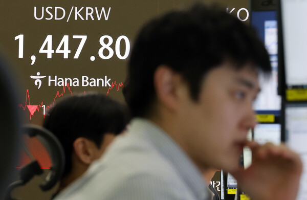 지난 6일 서울 중구 하나은행 본점 딜링룸에서 딜러가 업무를 보고 있다. 사진= 연합뉴스.