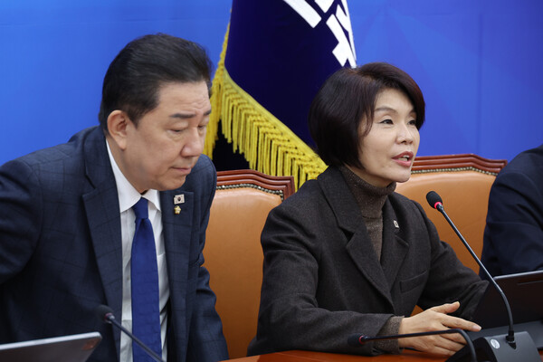 한정애 더불어민주당 정책위의장이 25일 서울 여의도 국회에서 열린 원내대책회의에서 발언하고 있다. 왼쪽은 김병기 민주당 원내대표. 연합뉴스.
