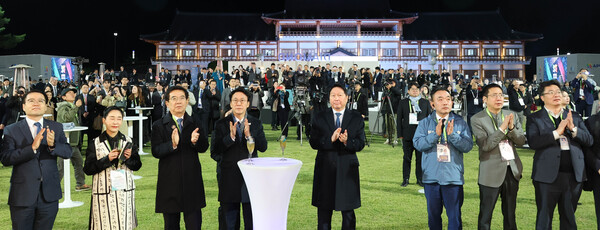 김민석 국무총리(왼쪽 네 번째부터), 최태원 대한상공회의소 회장 등 참석자들이 지난달 28일 경주 화랑마을 어울마당에서 열린 '2025 APEC CEO 서밋'의 첫 번째 공식 행사인 환영 만찬에서 개회를 축하하며 박수치고 있다. 사진= 대한상의.