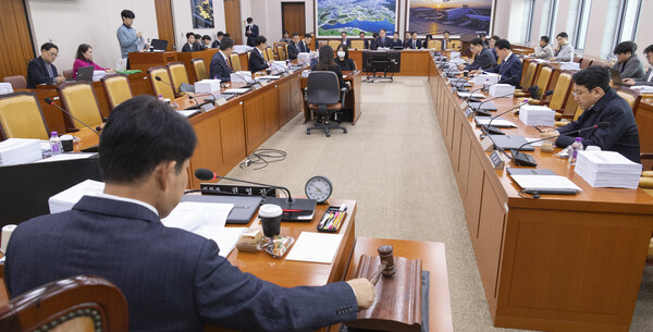 권영진 국회 국토교통위원회 국토법안심사소위원회 위원장이 24일 국회에서 소위원회를 개회하고 있다. 사진=연합뉴스.