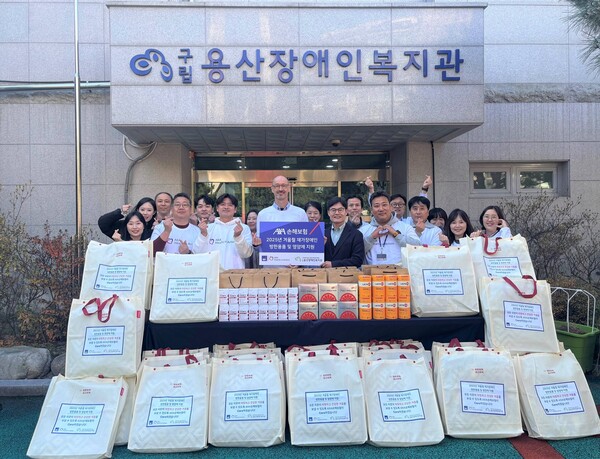 한스 브랑켄 악사손해보험 대표이사(가운데에서 왼쪽)와 권기용 구립용산장애인복지관 관장(오른쪽) 및 양사 임직원들이 재가장애인 가구를 위한 겨울철 방한용품 및 영양제 패키지’전달식 행사를 진행했다. 사진=악사손해보험