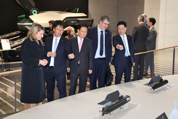 멜라니 졸리(Melanie Joly) 캐나다 산업부 장관과 필립 라포튠(Philippe Lafortune) 주한 캐나다 대사 일행이 조석 HD현대 부회장, 주원호 HD현대중공업 사장과 함께 25일 HD현대 글로벌R&D센터에서 미래형 선박·잠수함·호위함 등 함정 모형을 둘러보고 있다. 사진= HD현대.
