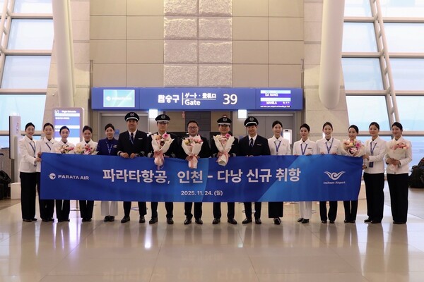 지난 24일 인천국제공항에서 진행된 파라타항공 인천-베트남 다낭  신규취항식에서  윤철민 대표이사(왼쪽에서 8번째)와 임직원들이 기념 촬영을 하고 있다. 사진=파라타항공 제공.