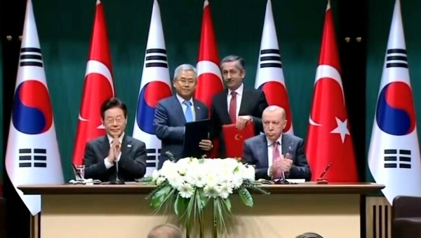 튀르키예 대통령궁에서 양국 정상 임석하에 MOU 체결. (왼쪽부터 이재명 대한민국 대통령, 김동철 한국전력공사 사장, 네자티 야마치 튀르키예 원자력공사 사장, 에르도안 튀르키예 대통령) 사진= 한전.