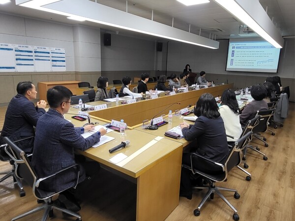 평택시가 내년 3월말부터 적용되는 돌봄통합지원법 시행을 앞두고 의료.요양.돌봄 원스톱 체계 구축 본격화에 나섰다. 지난 24일 평택시청에서 관련 회의가 열리고 있다.    평택시 제공