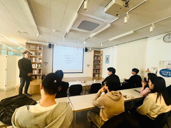 광주 남구가 LG그룹 계열사 출신 강사를 초빙해 취업 컨설팅을 제공한다. 광주 남구 제공.