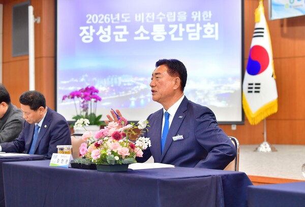 김한종 장성군수가 24일 열린 소통간담회에서 내년도 주요 군정에 대해 설명하고 있다. 장성군 제공