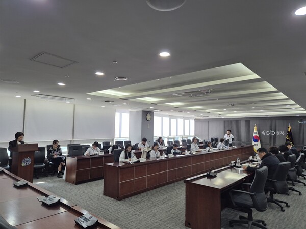 ‘어린이 청소년 실행 소통의 장’ 간담회를 진행하고 있다. 제공=성북구청