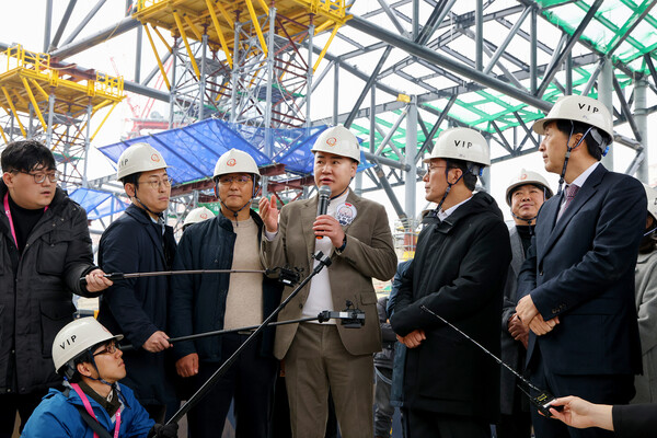 오언석 도봉구청장(가운데)이 김민석 국무총리(오른쪽에서 두 번째)에게 지역 요청사항에 대해 말하고 있다(2025년 11월 25일, 서울아레나). 제공=도봉구청