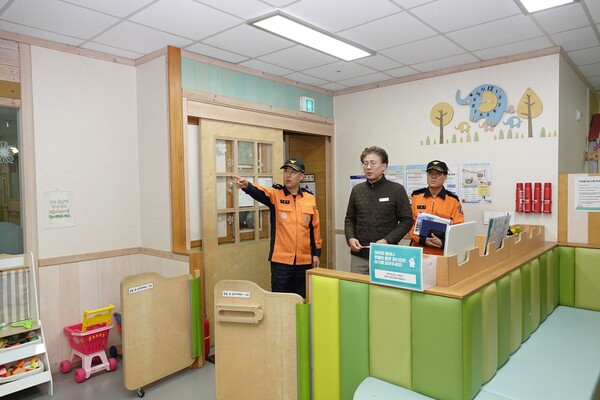 이제철 성남소방서장이 25일 종합사회복지관을 방문해 관계자들과 함께 소방 시설을 점검하고 있다. (사진=성남소방서)