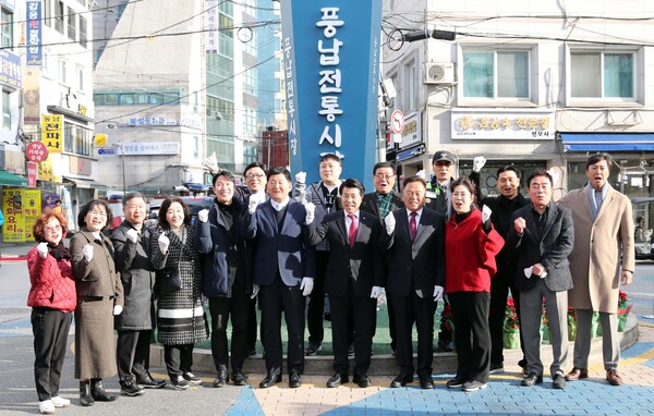 지난 11월 21일 서강석 송파구청장(가운데)이 풍납시장 간판어닝 개선사업 준공현장에 방문해 주민들과 함께 기념촬영을 하고 있다. 제공=송파구청