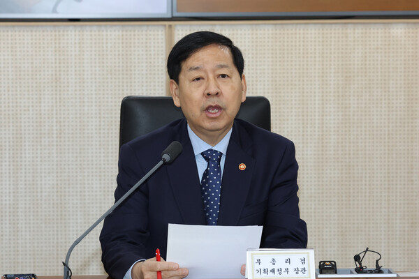 구윤철 부총리 겸 기획재정부 장관이 지난 19일 정부세종청사 중앙동 대회의실에서 열린 경제관계장관회의를 주재하고 있다. 사진= 연합뉴스.