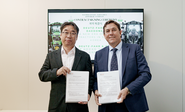 대동이 독일 농기계 기업 도이치파와 국내 판권 계약을 체결했다. 최형우 대동 국내사업본부장(왼쪽)이 지난 13일 ‘아그리테크니카 2025’ 현장에서 계약서 사인 후 도이치파 관계자와 사진 촬영을 하고 있다. 사진= 대동.