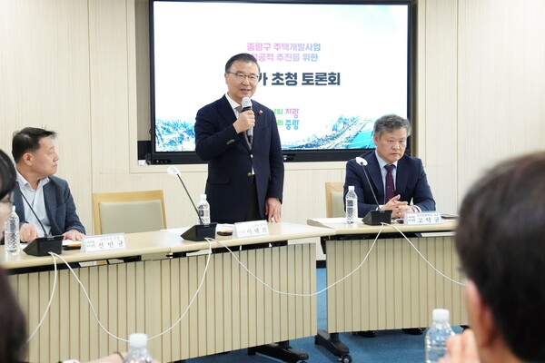 지난 11월 14일 개최된 주택개발 전문가 토론회에 참석한 류경기 중랑구청장. 제공=중랑구청