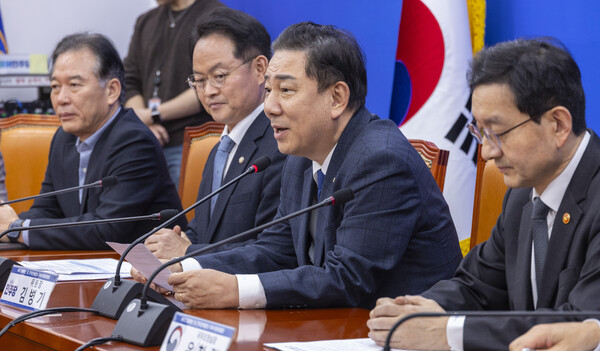 김병기 더불어민주당 원내대표가 지난 25일 국회에서 열린 APEC 성과 확산 및 한미관세협상 후속지원위원회 1차 회의에서 발언하고 있다. 연합뉴스.