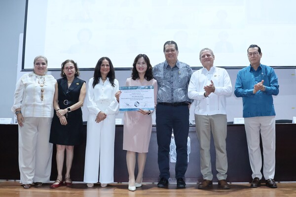 ㈔세계여성평화그룹(IWPG) 전나영 대표가 지난 21일 오전 9시(현지시각) UJAT 에두아르도 알다이 에르난데스 강당에서 열린 ‘제4회 국제 젠더 연구 및 폭력 예방 학제 간 대회’ 개막식에서 멕시코 타바스코 후아레스 자치대학교(UJAT)로부터 평화문화증진상을 받았다. 사진은 현지를 찾은 IWPG 글로벌 10국 유민숙(자스민) 국제협력부장이 전 대표의 상을 대리 수상하는 모습. (사진=IWPG)