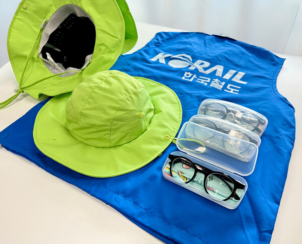 폐안전모 등을 활용해 업사이클링한 작업모와 돋보기안경. 사진=코레일.