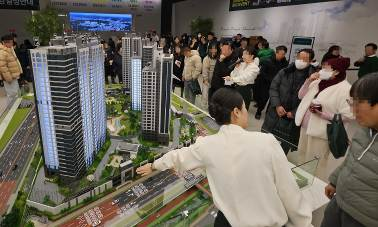 경기 용인시 처인구 역북동 신대지구 A1블록에 들어서는 ‘용인 푸르지오 클루센트’ 아파트의 견본주택이 예비 청약자 등 방문객들로 북적이고 있다.