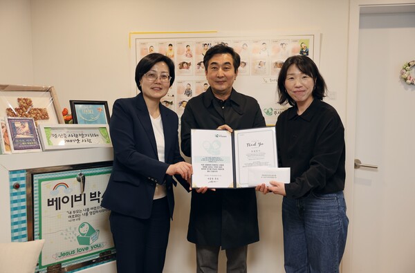 LH주거복지정보는 노사 공동으로 재단법인 주사랑공동체를 방문해 위기 영아 보호를 위한 나눔 성금을 전달했다. 왼쪽부터 김미선 노동조합위원장, 엘에이치주거복지정보 홍성필 대표이사, 주사랑공동체 후원홍보부 양창수 팀장. 사진=LH주거복지정보