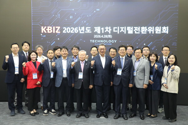 (왼쪽 여섯 번째부터) 현신균 LG CNS 사장(대표이사) / 한병준 중기중앙회 디지털전환위원회 위원장. 사진= 중기중앙회.