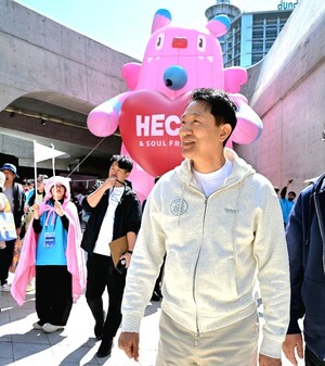<b>오세훈 서울시장</b>, '<b>DDP 봄축제</b>' 찾아 시민들과 함께 축제 즐겨