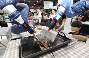 <b>강남구</b>, <b>로봇</b>·AI <b>경진대회</b> 성황… "<b>로봇</b>이 요리하고 달린 하루"
