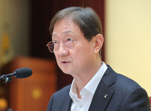금감원장, 대형 운용사 과장광고 공개 경고...ETF 500조 시대 '신뢰 경쟁... - 뉴스 썸네일 이미지