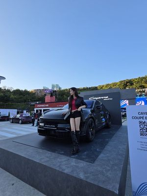 [현장] 쿠페 실루엣에 전기 동력 더한 카이엔, '포르쉐 바이브 서울'서...